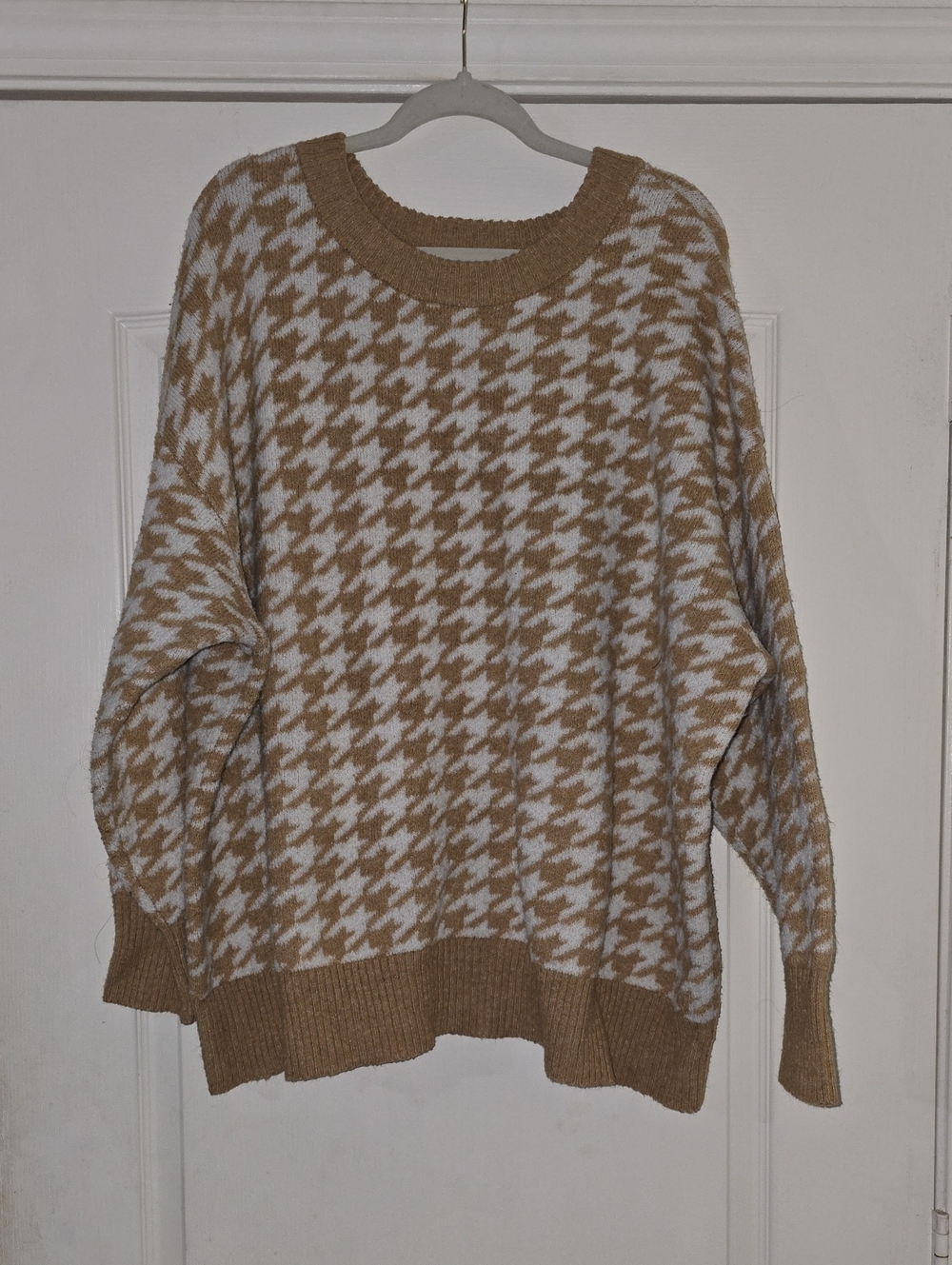 Ava & Viv Beige and White Houndstooth Crewneck Sweater